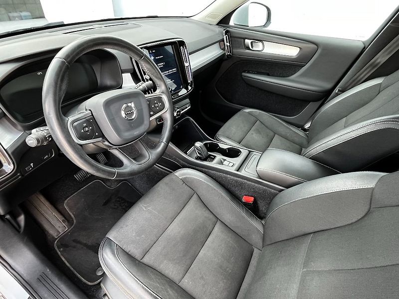Volvo XC40 Momentum Pro T3 FWD 120kW - fotka 10 z 23
