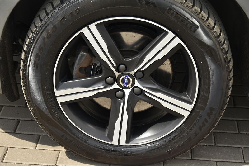 Volvo XC60 2.0 T6 225kW AWD R-DESIGN ČR - fotka 9 z 28