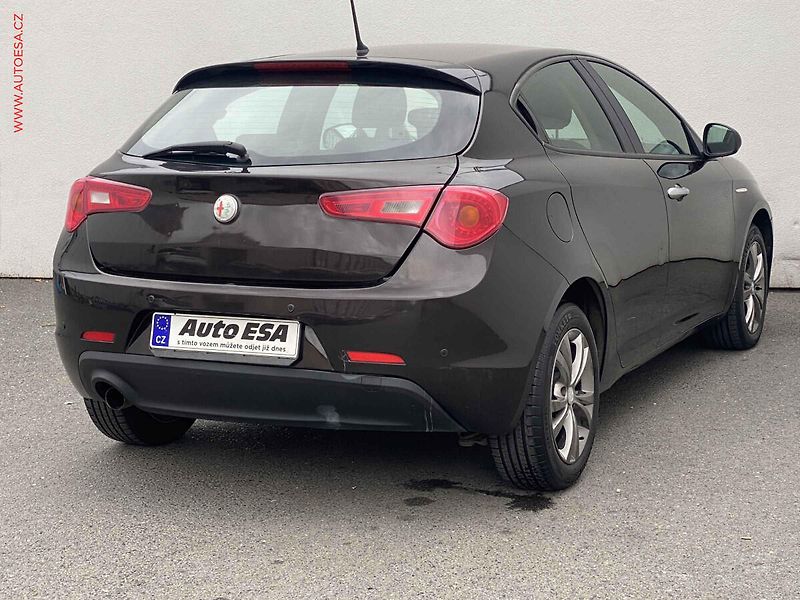 Alfa Romeo Giulietta (2013) 1.6 D, AC, park.asist - fotka 4 z 14