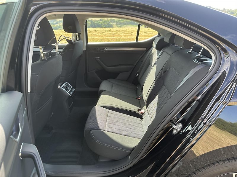 Škoda Superb 2,0 TSI 140kW DSG CZ Style DPH - fotka 12 z 28