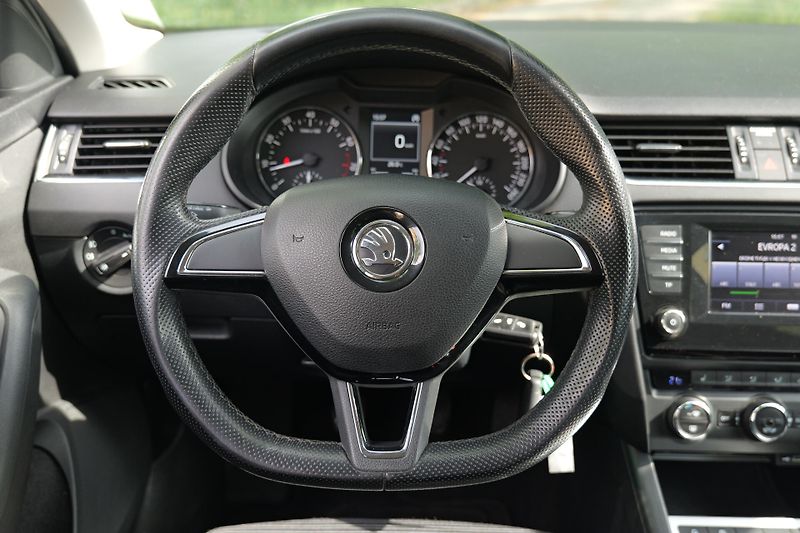 Škoda Octavia 1.4 TSI Tažné Tempomat R17 Alu - fotka 16 z 26