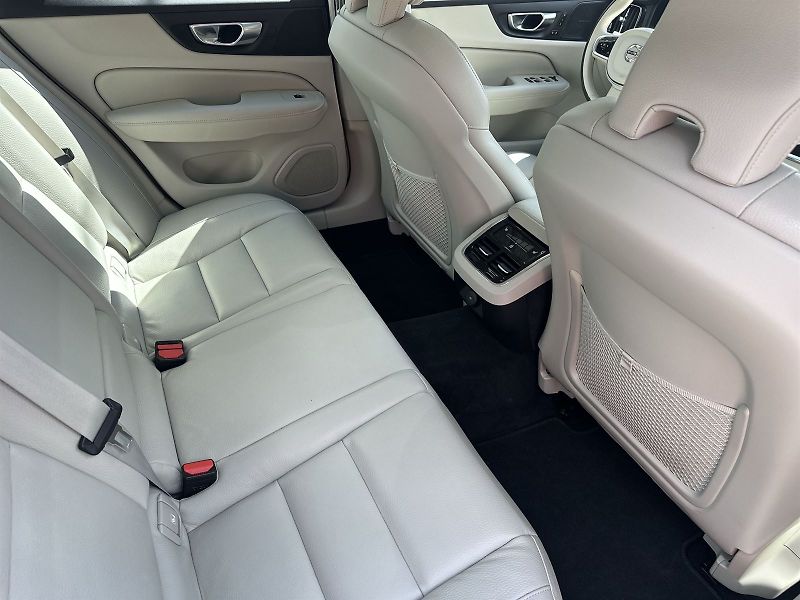 Volvo S60 (2023) B5 AWD Automat Ultimate Dark - fotka 11 z 31