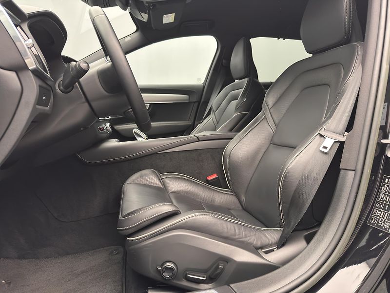 Volvo V90 B4 PLUS DARK AUT  - fotka 4 z 47