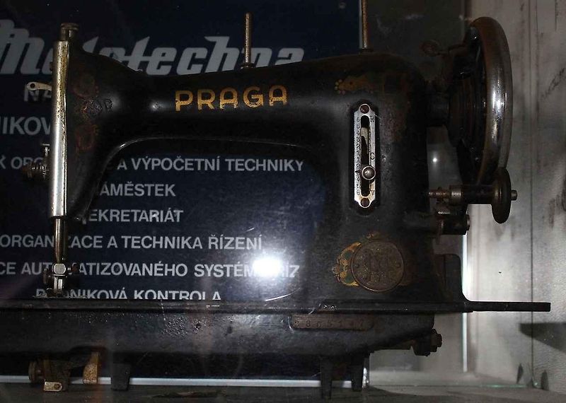 Stěhování vozů z areálu Muzea Praga ve Zbuzanech