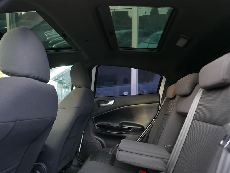Alfa Romeo Giulietta 1,4 TB 125kW Navi Panorama - fotka 22 z 37