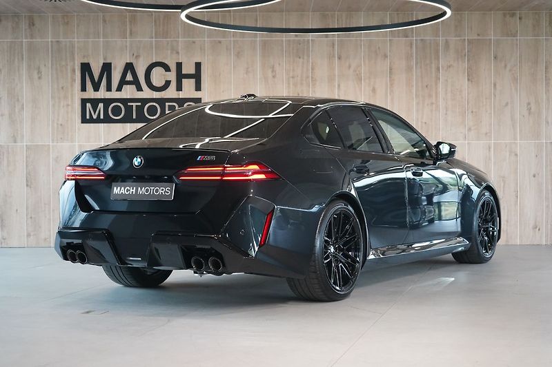 BMW M5 B&W, Ventilace, Panorama, HUD - fotka 9 z 50