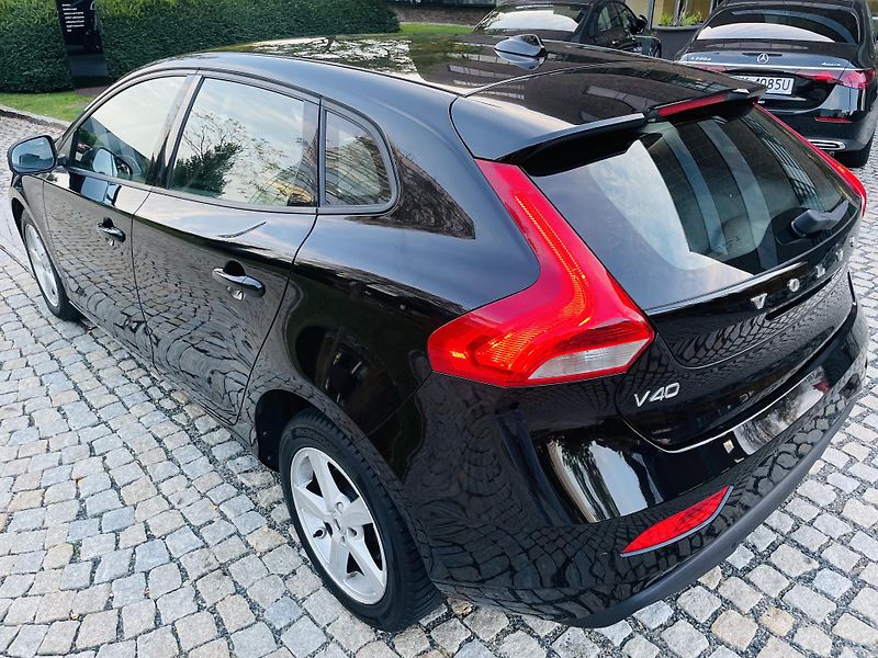 Volvo V40 2.0i MANUÁL 1.MAJITEL SENZORY - fotka 17 z 41