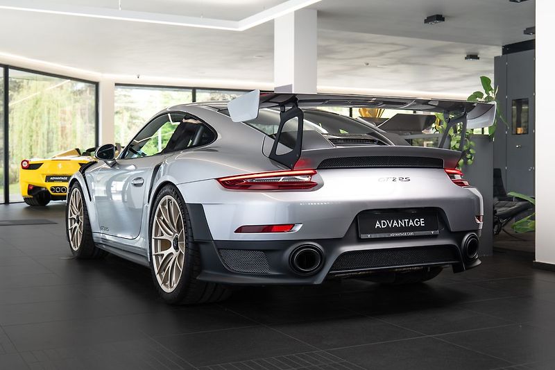 Porsche 911 (991.2) GT2 RS Weissach - fotka 4 z 15