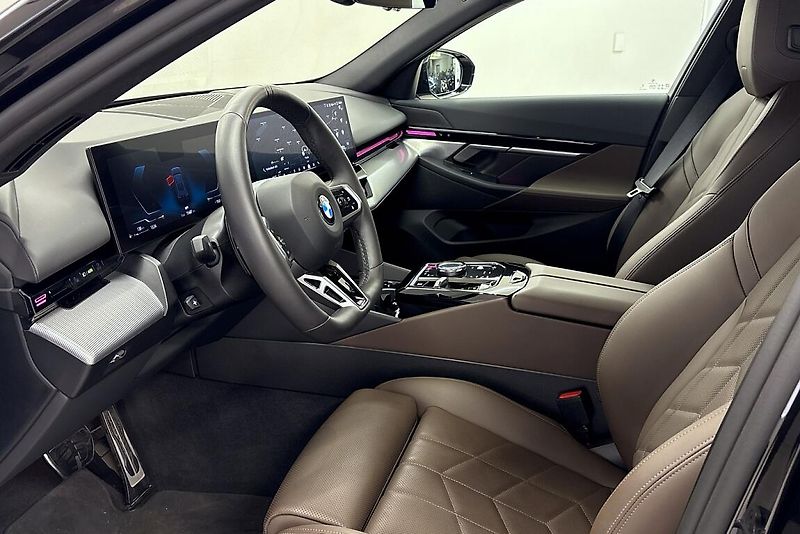 BMW Řada 5 540d xDrive Touring - fotka 6 z 18