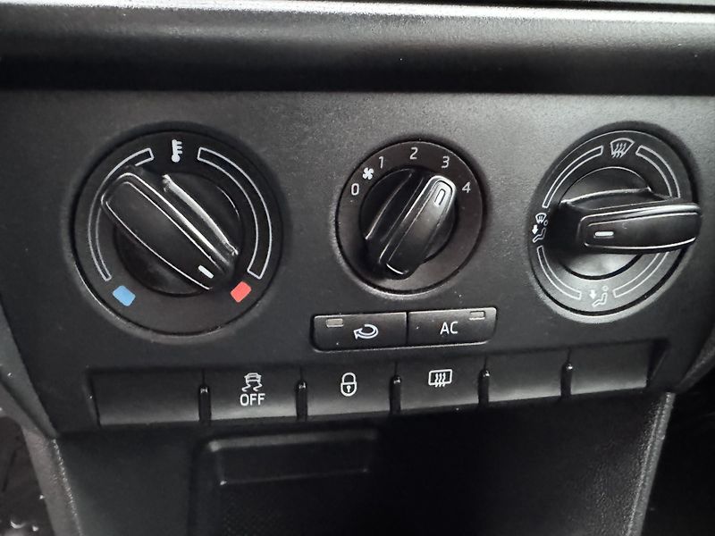 Škoda Rapid 1.2 TSI PARKTRONIC - fotka 16 z 17
