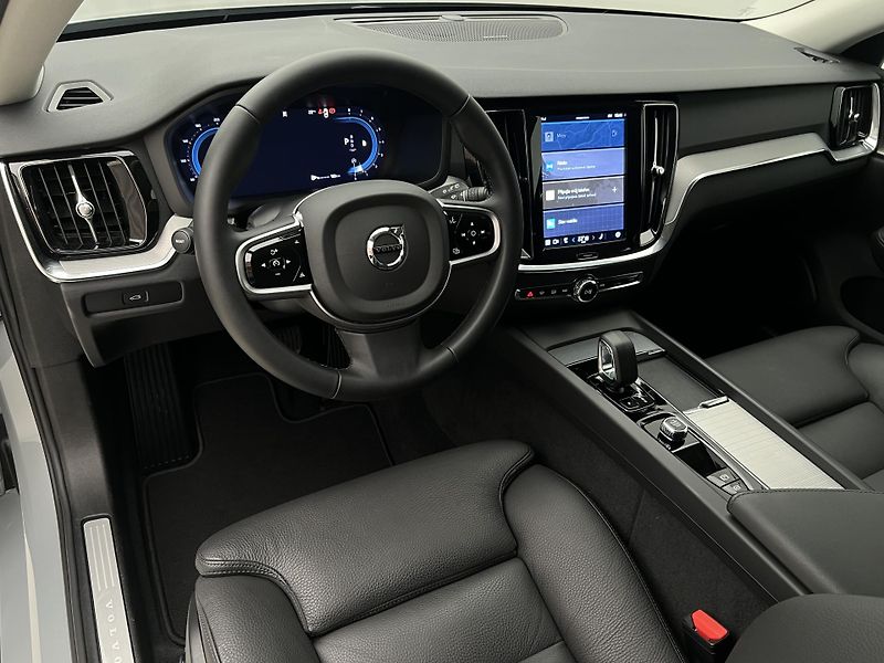 Volvo V60 B4 PLUS DARK AUT 1.maj. - fotka 4 z 43