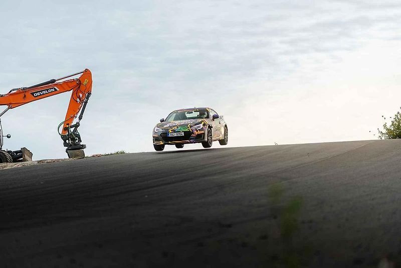 Ideální auta na blbnutí na uzavřených tratích? BMW a Subaru