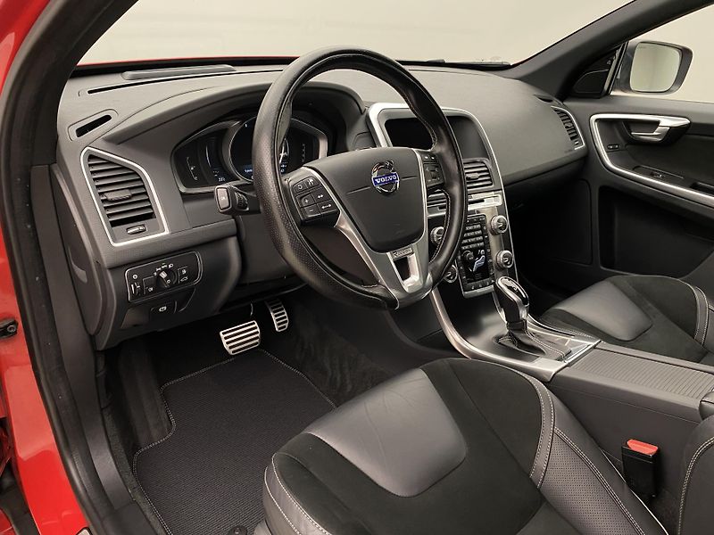 Volvo XC60 D5 AWD R-DESIGN AUT REZERVACE - fotka 4 z 52