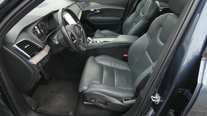 Volvo XC90 B5 AWD Inscription Auto 7míst - fotka 17 z 26