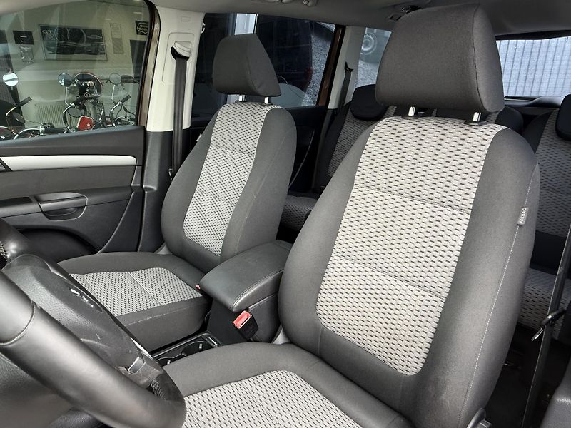 Volkswagen Sharan 2,0 TDI Panorama Automat DSG - fotka 22 z 41
