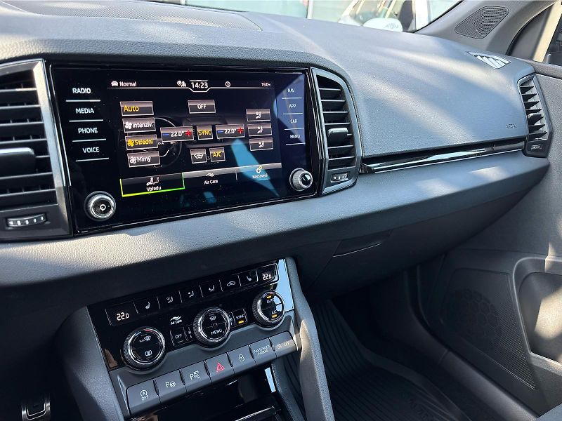 Škoda Karoq 1,5 TSI 110 kW SPORTLINE DSG - fotka 19 z 30