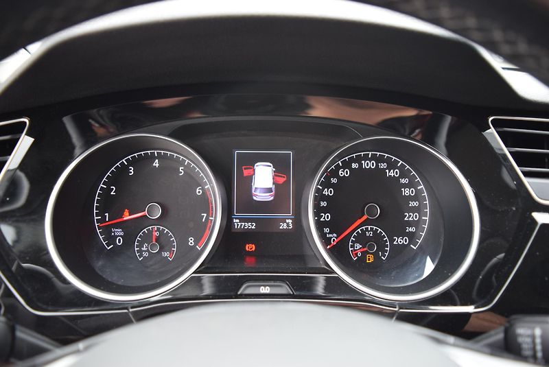 Volkswagen Touran (2017) 1.4TSI 110kw 7MÍST HIGHLIN TAŽ - fotka 33 z 48