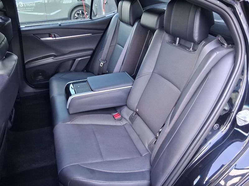 Toyota Camry EXECUTIVE 2.5 Hyb. 169 kW - fotka 5 z 40