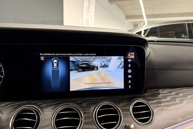Mercedes-Benz Třídy E (2021) E 63s AMG 4Matic+ V8 Biturbo - fotka 124 z 124