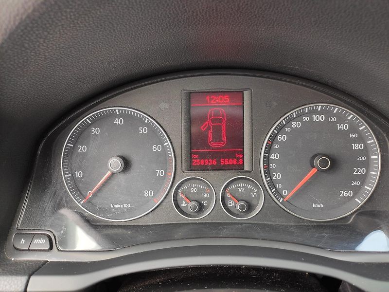 Volkswagen Golf (2008) R LINE 1.4 TSI 90 kW MAN6 - fotka 18 z 33