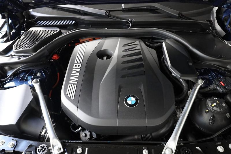 BMW Řada 5 550e xDrive Touring - fotka 9 z 32