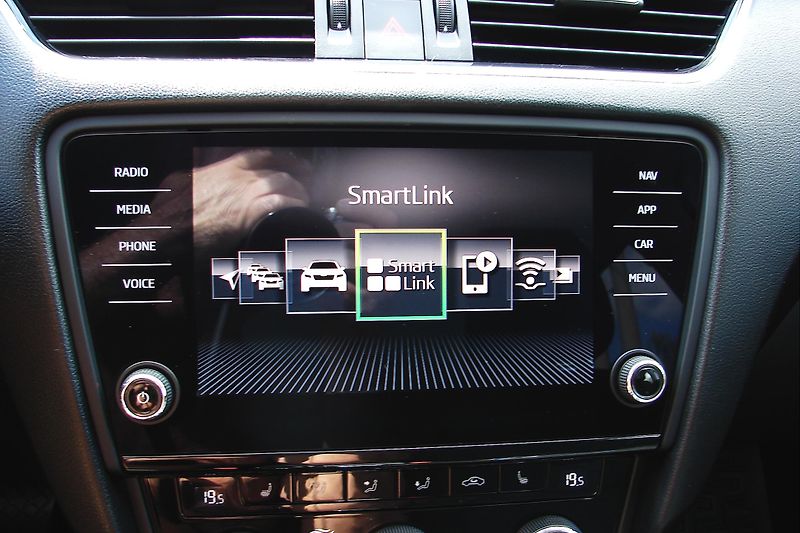 Škoda Octavia 2.0 TDi DSG LED NAVI ČR-ZADÁNO - fotka 31 z 43
