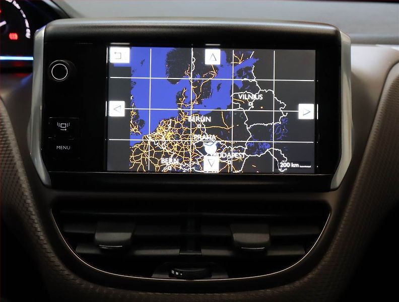 Peugeot 2008 (2013) 1.6 e-HDi, Automat, Navi - fotka 16 z 22