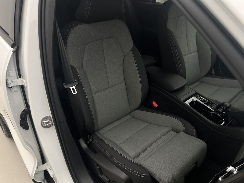 Volvo XC40 (2026) B4 PLUS BLACK EDITION AUT - fotka 22 z 37
