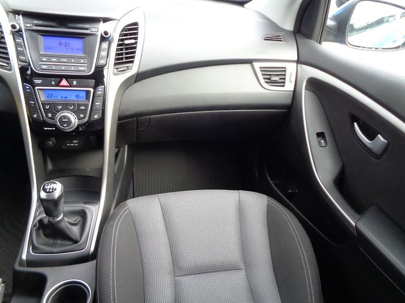 Hyundai i30 1.6i GDI Weekend - fotka 14 z 25