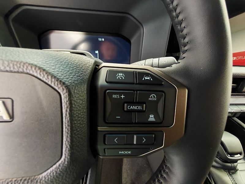 Toyota Land Cruiser 2.8L Diesel Executive 4x4 - fotka 33 z 48