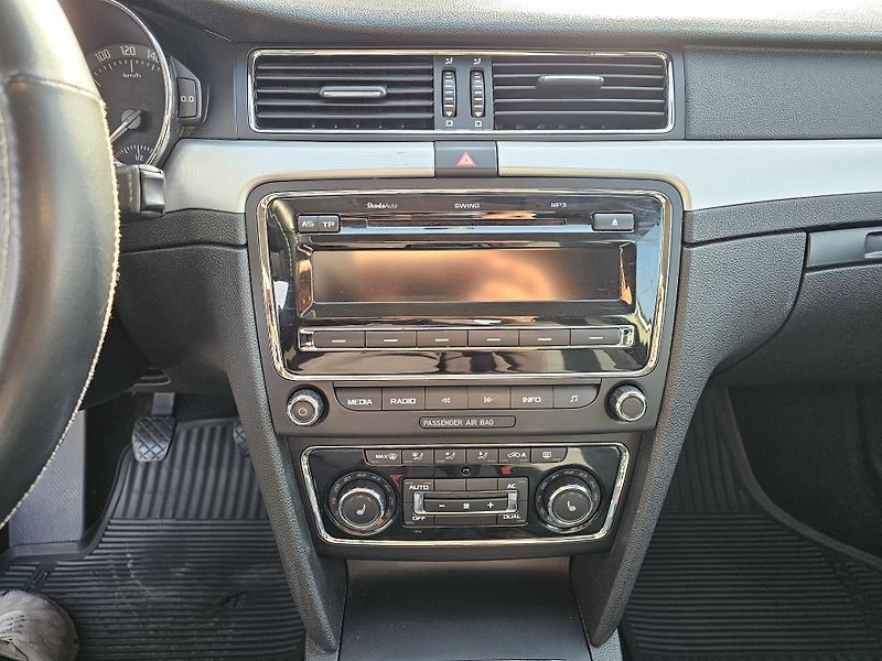 Škoda Superb (2011) 2.0TDI - fotka 12 z 19
