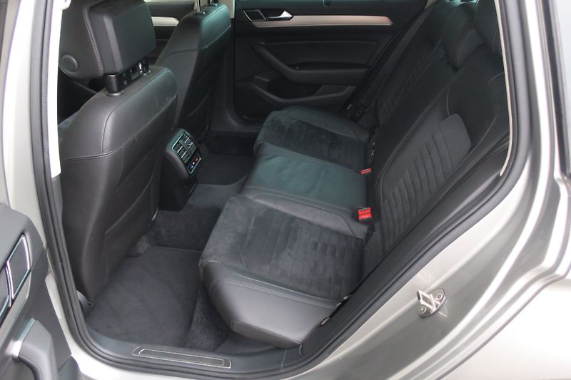 Volkswagen Passat (2017) 2.0TDI 140kW 4MOT DSG Highline - fotka 43 z 49
