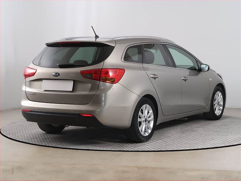 Kia Ceed (2016) Silver 1.6 GDI, Serv.kniha - fotka 5 z 14