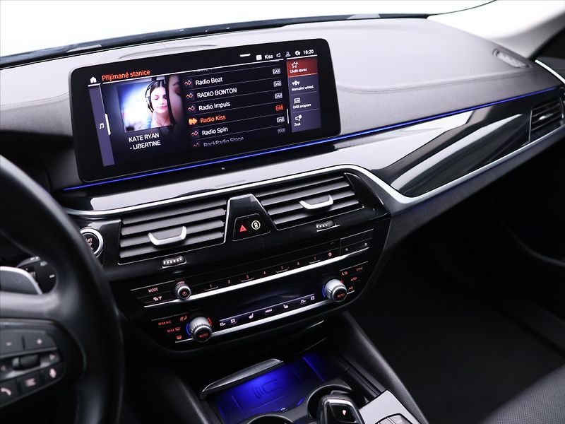 BMW Řada 5 3,0 530d 183kW xDrive Touring - fotka 22 z 35