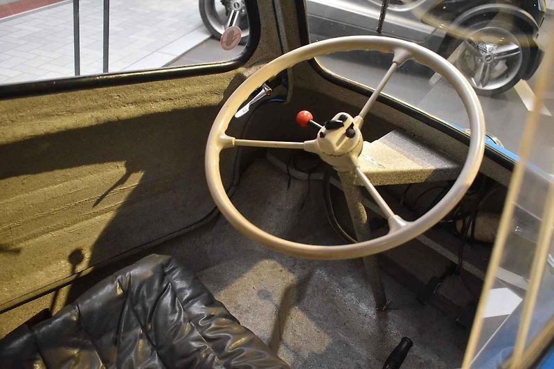 Porovnání parkujících vozů Audi Quattro a Peel P50