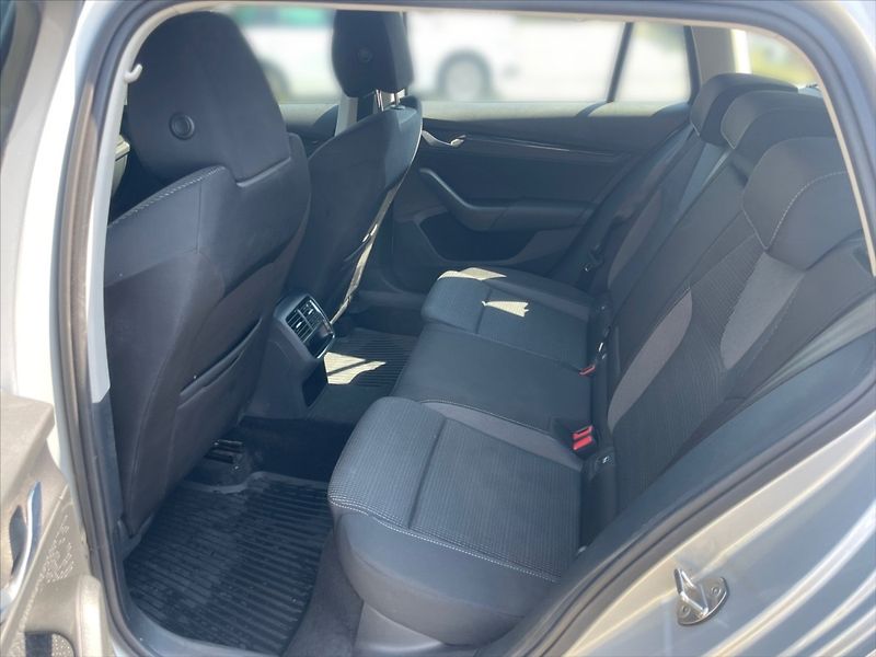 Škoda Octavia 2,0 TDI Ambition 4x4 DSG - fotka 8 z 11