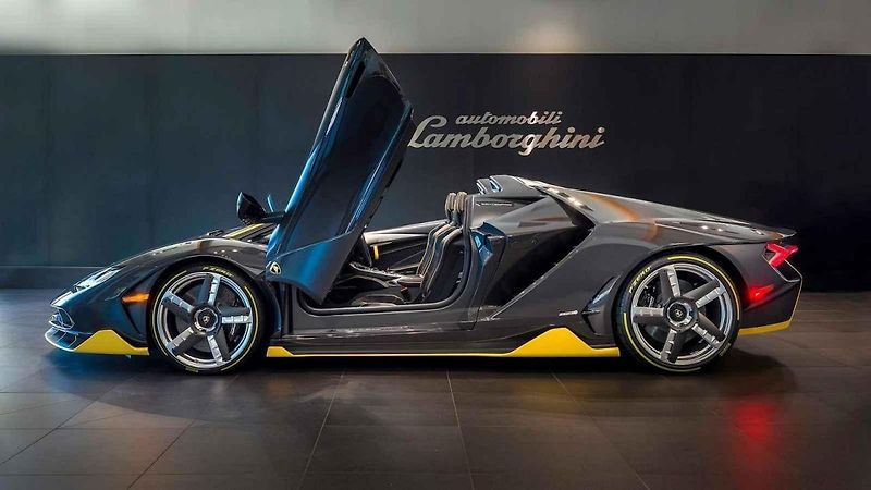 Rozbalování vzácného supersportu Lamborghini Centenario Roadster.
