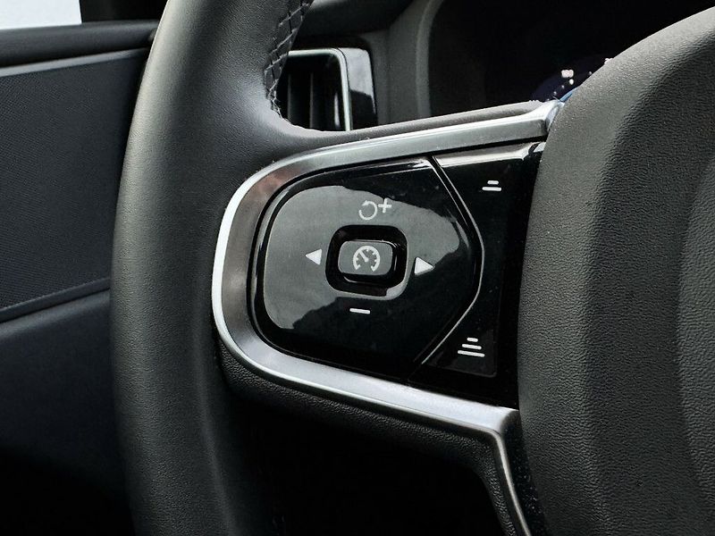 Volvo XC60 PLUS DARK B4 AWD 145kW - fotka 18 z 33
