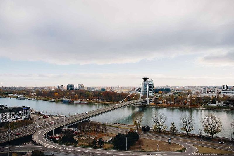 Most Slovenského národního povstání je dominantou Bratislav. Vévodí mu restaurace na hlavici pylonu ve výšce 85 metrů, která dnes nese název UFO. Je spojená s vyhlídkovou plošinou, z níž je za dobré viditelnosti možné dohlédnout až sto kilometrů daleko.