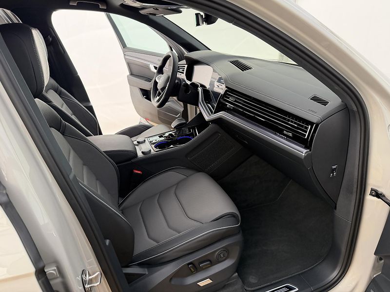 Volkswagen Touareg 3.0Tdi*210kw*1-MAJ*DPH*R-Line* - fotka 21 z 50