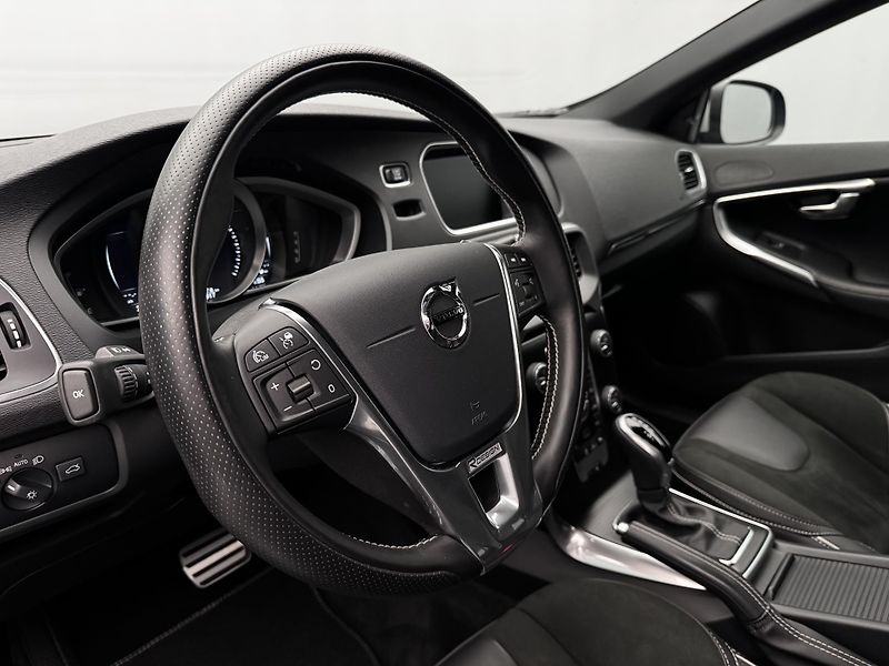Volvo V40 T3 R-DESIGN AUT REZERVACE - fotka 22 z 47