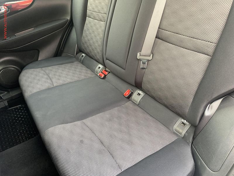 Nissan Qashqai (2015) 1.2i, ČR, Navi, AC - fotka 10 z 19