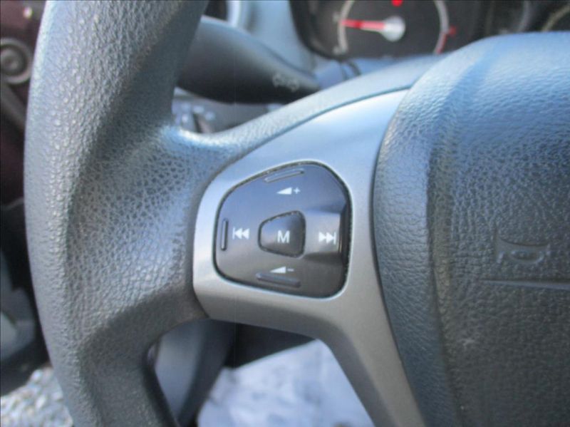 Ford Fiesta 1,3 i, klimatizace, - fotka 17 z 21