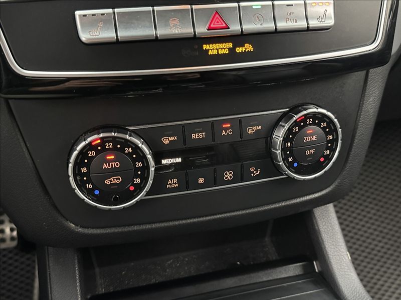 Mercedes-Benz GLE 3,0 AMG 4X4 LED DPH PANO TAŽNÉ - fotka 26 z 46