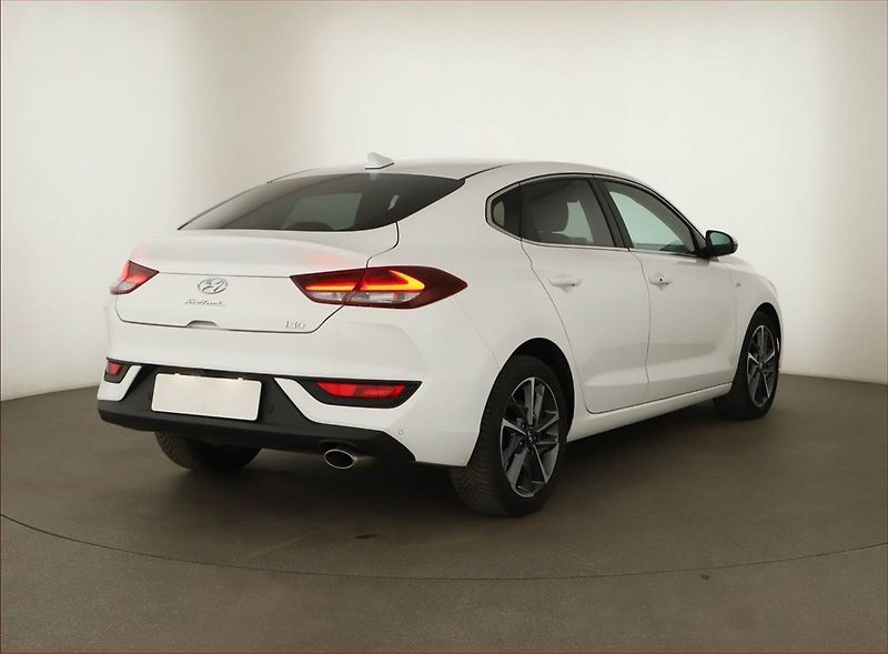 Hyundai i30 (2023) Style 1.5 T-GDI MHEV, ČR,1.maj - fotka 5 z 16