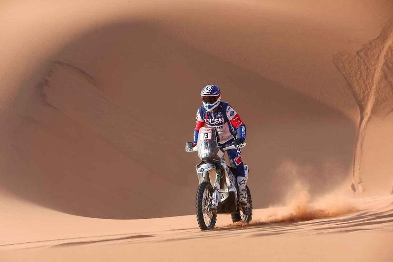 Účastníci Rallye Dakar zdolávají obrovské duny