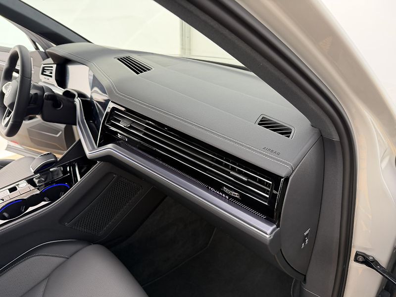 Volkswagen Touareg 3.0Tdi*210kw*1-MAJ*DPH*R-Line* - fotka 22 z 50