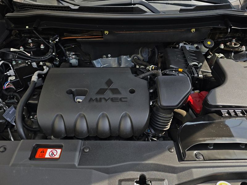 Mitsubishi Outlander (2021) 2.0 Mivec Diamant 2WD Kamera - fotka 32 z 44