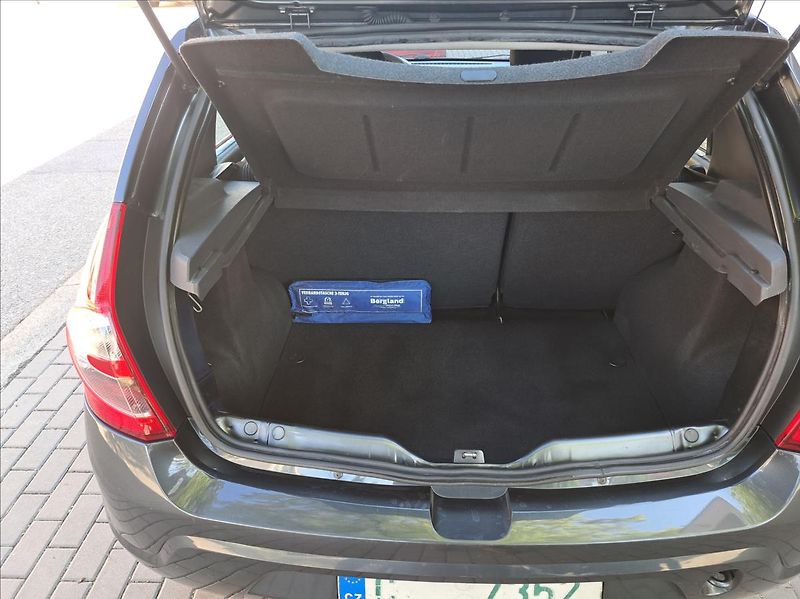Dacia Sandero 1,2 16V klima - fotka 30 z 39