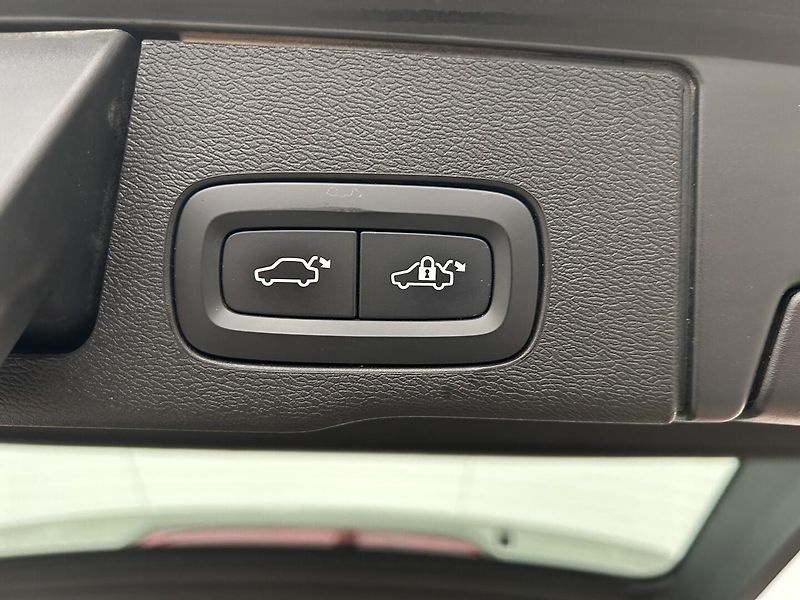 Volvo XC60 2.0 B5 4x4 Inscription - fotka 37 z 38
